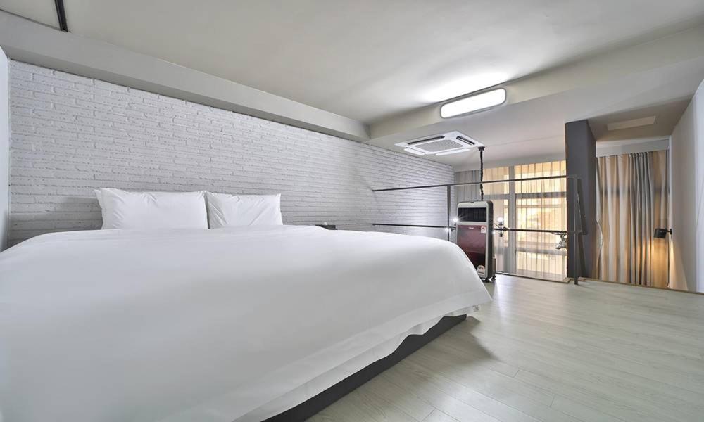Seomyeon Hound Hotel 1St Street Пусан Номер фото
